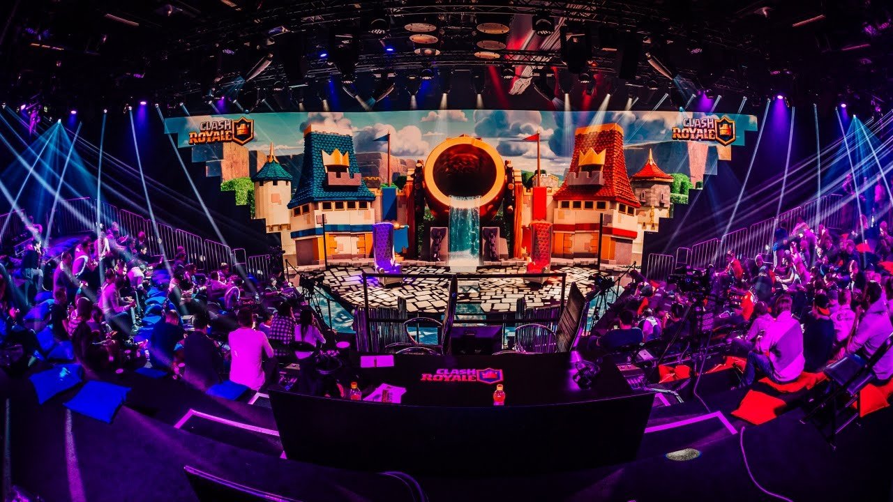 Palco da Clash Royale League com luzes de arena